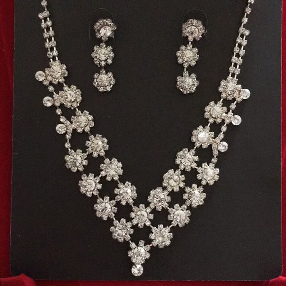 Jewelry - 💜 Necklace set. New